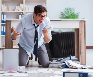 İflas etmiş işadamı ofis katında kızgın.