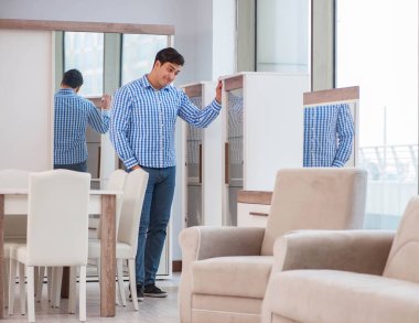 Mobilya dükkanından alışveriş yapan genç adam.