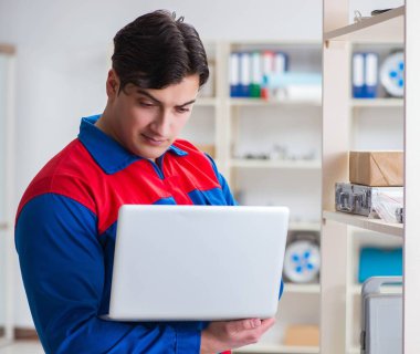 Posta deposunda çalışan adam.