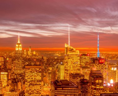 Günbatımında New York Manhattan 'ın gece manzarası