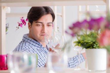 Genç yakışıklı dükkândan alışveriş yapıyor.