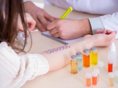 Hastanedeki hastanın alerji reaksiyonunu test eden doktor.