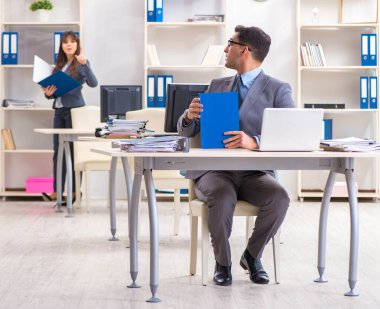 Ofiste çalışan kadın ve erkek.