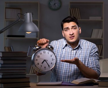 Gece geç saatte sınavlara hazırlanan öğrenci.