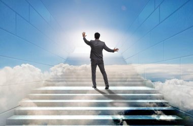 İş adamı iş ortaklığında zorlu bir kariyer basamağına tırmanıyor