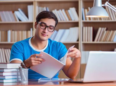 Üniversite sınavlarına hazırlanan öğrenci