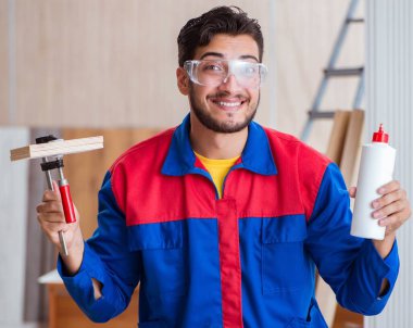 Tamirci, boyayla uğraşan marangoz.