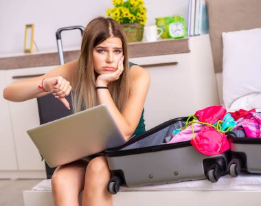 Genç bayan yaz tatiline hazırlanıyor.