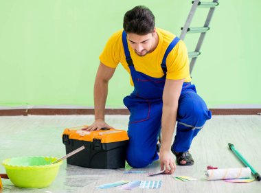 Genç adam evini yeniliyor.