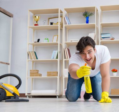 Adam evi temizliyor.