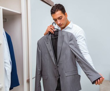 İş adamı iş için giyiniyor.