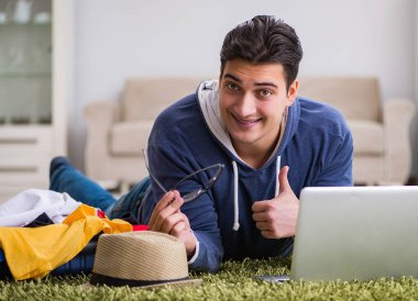 Tatil gezisini haritayla planlayan adam