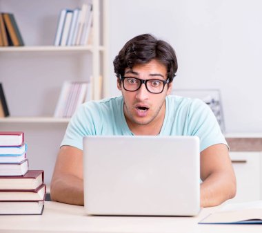 Tele-öğrenim konsepti genç öğrencisi