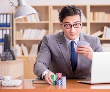 İşadamı işte kumar oynuyor.