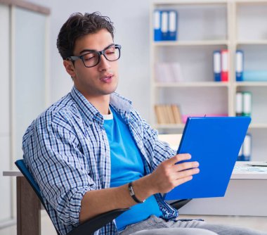 Genç tasarımcı yeni proje üzerinde çalışıyor ve renkleri seçiyor