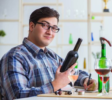 Profesyonel şarap garsonu kırmızı şarap tadıyor.