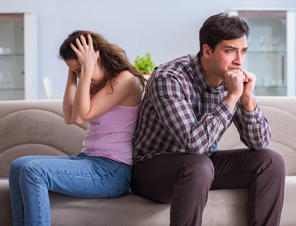 Familia joven en concepto de relación rota — Foto de Stock