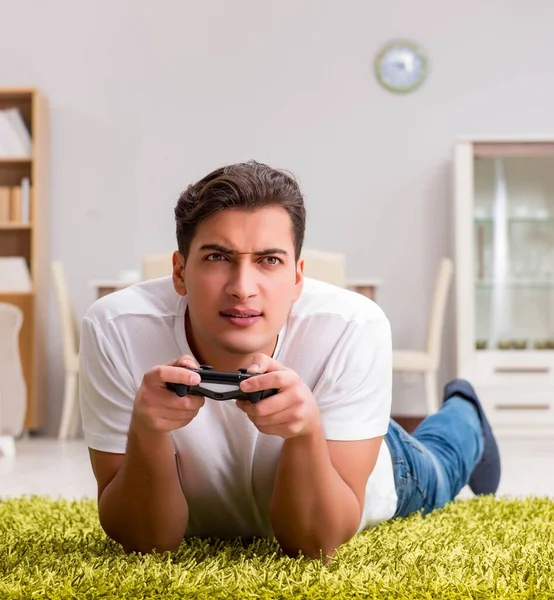 Homem viciado em jogos de computador — Fotografia de Stock