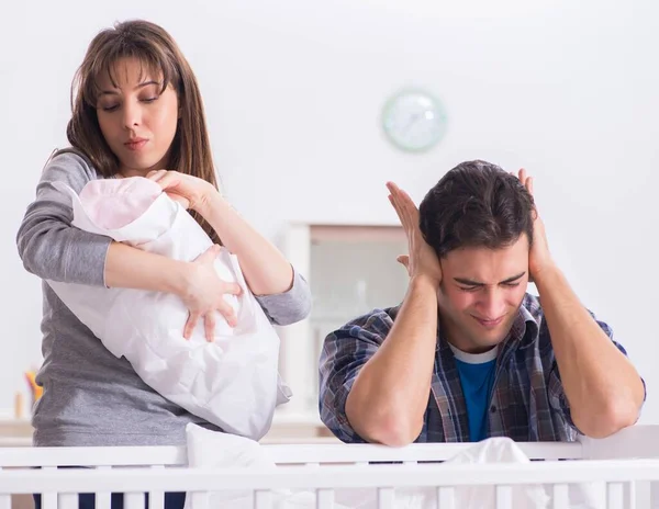 Jonge vader kan niet tegen huilende baby — Stockfoto