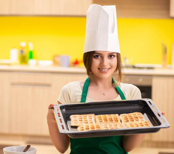 Fiatal szakács sütemények a konyhában — Stock Fotó