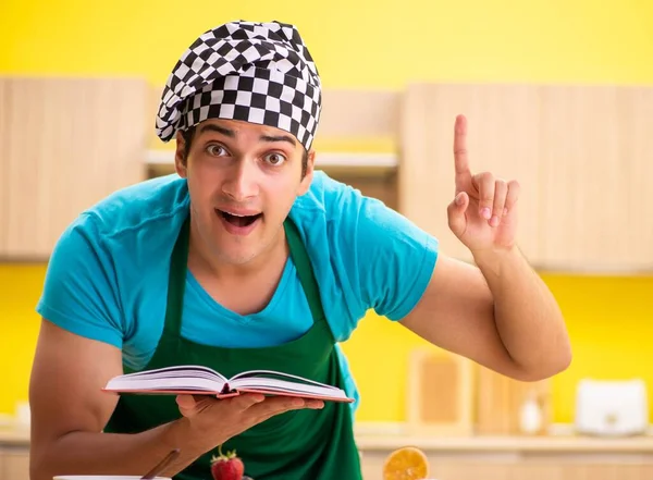 Hombre cocinar la preparación de pastel en la cocina en casa — Foto de Stock