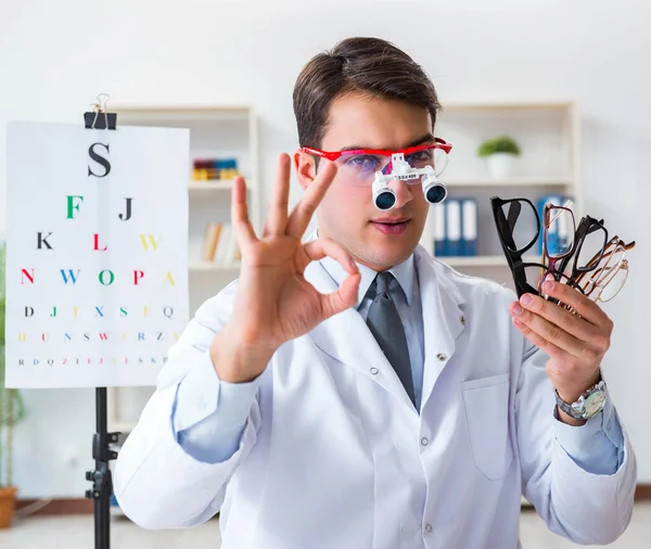 Ophtalmologiste dans le concept de soins oculaires à l'hôpital — Photo