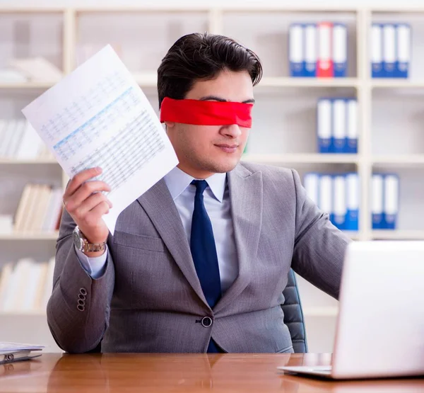 Blindfold affärsman sitter vid skrivbordet på kontoret — Stockfoto