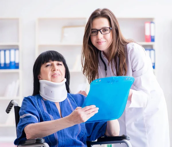 Seniorin mit Nackenverletzung bei Ärzten — Stockfoto