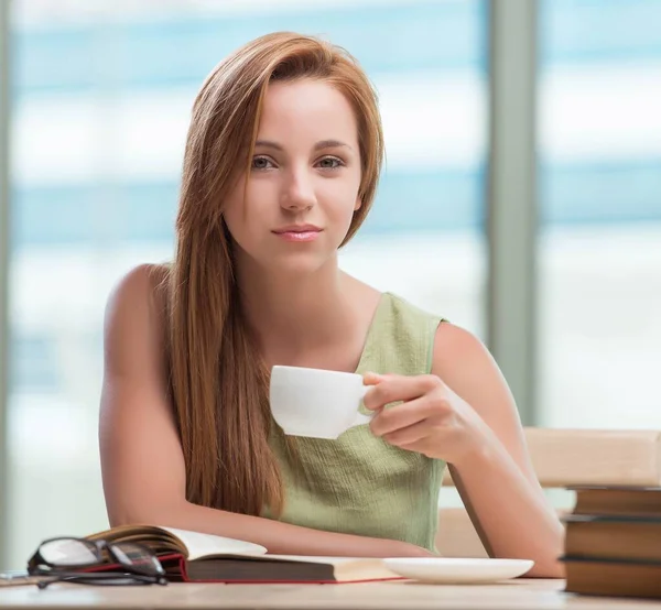 Молодий студент готується до іспитів пити чай — стокове фото