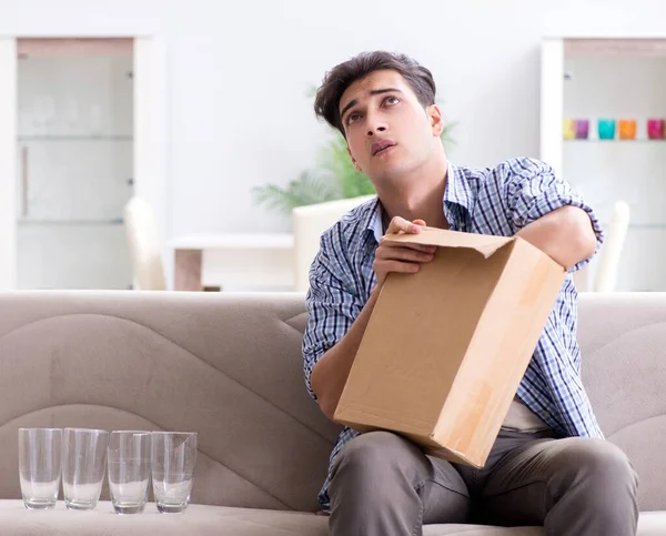 Mann erhält falsches Paket mit Brille — Stockfoto