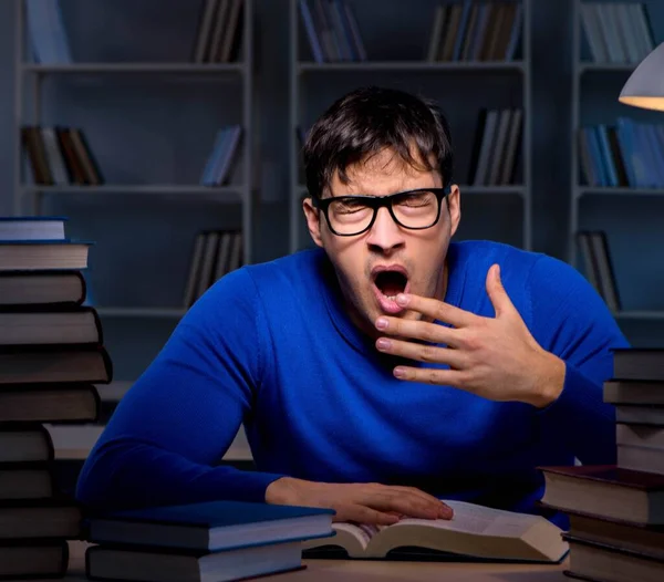 Étudiant se préparant aux examens tard le soir à la bibliothèque — Photo