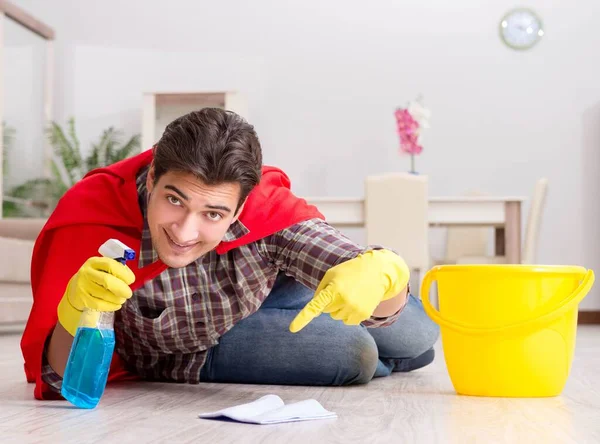 Super held echtgenoot schoonmaken vloer thuis — Stockfoto
