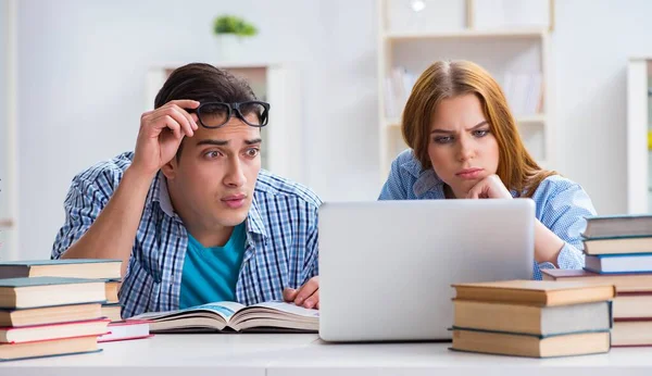 Dois alunos que se preparam para os exames escolares — Fotografia de Stock