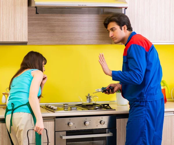 Donna con imprenditore in cucina discutendo di riparazione — Foto Stock