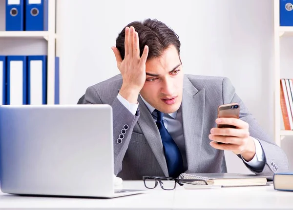 Mitarbeiter eines Geschäftsmannes telefoniert im Büro — Stockfoto