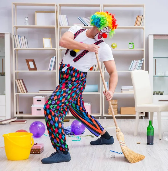 O palhaço engraçado fazendo limpeza em casa — Fotografia de Stock