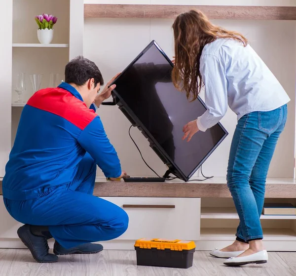 Reparateur die thuis tv repareert — Stockfoto