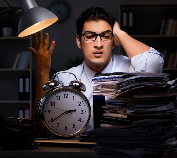 Ung affärsman arbetar övertid sent i ämbetet — Stockfoto