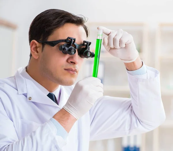 Chemik pracující na extraktu z konopí pro lékařské účely — Stock fotografie