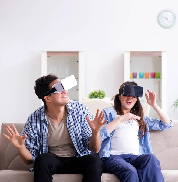 Młoda para próbuje okularów wirtualnej rzeczywistości — Zdjęcie stockowe