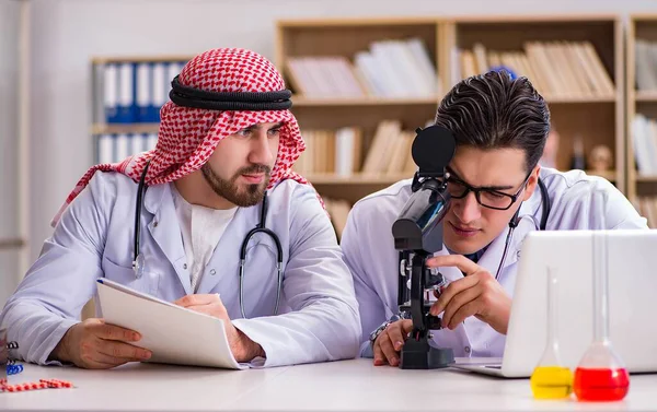 Concepto de diversidad con los médicos en el hospital —  Fotos de Stock