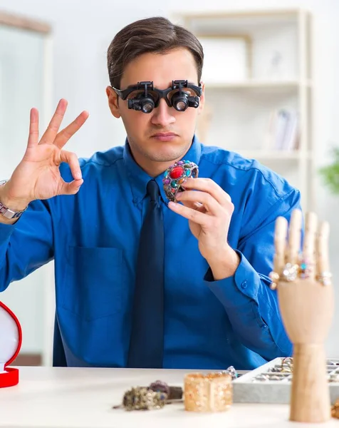 Smycken arbetar med lyxsmycken i verkstaden — Stockfoto