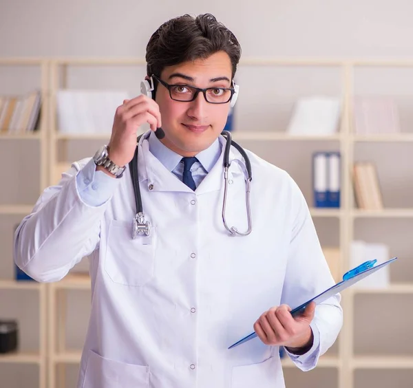 Jovem médico no conceito médico — Fotografia de Stock