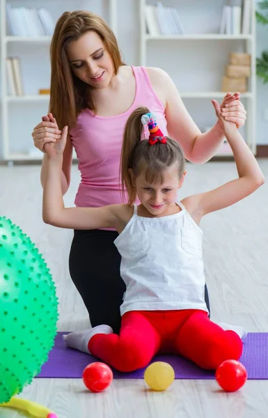 Ragazza e madre che si esercitano a casa — Foto Stock