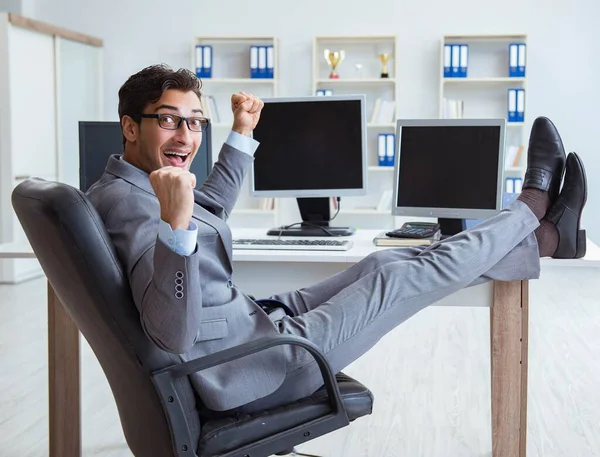 Empresario sentado frente a muchas pantallas —  Fotos de Stock