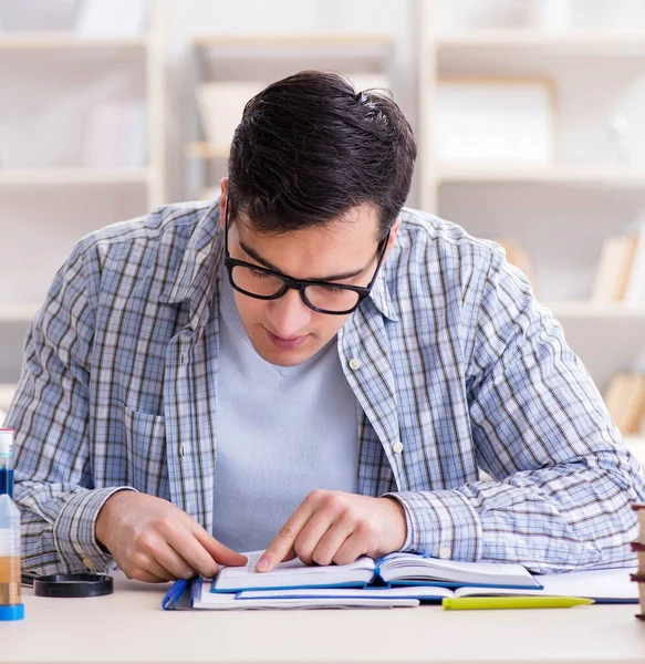 Medizinstudent sitzt bei der Vorlesung in der Universität — Stockfoto