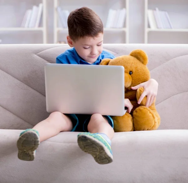 Маленький мальчик серфинг интернет на ноутбуке — стоковое фото
