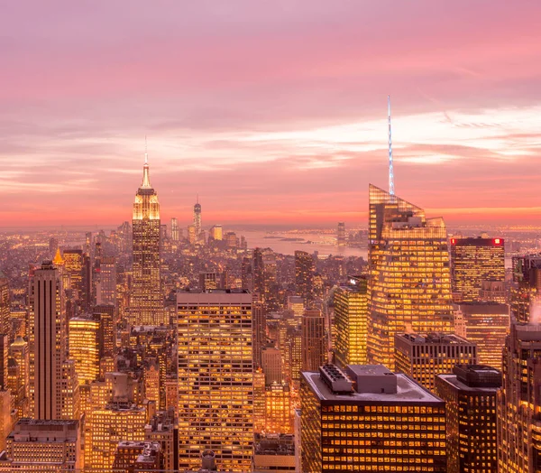 Vista notturna di New York Manhattan durante il tramonto — Foto Stock