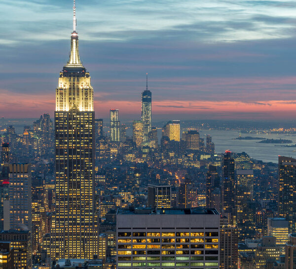 Вид на Нью-Йорк Манхэттен во время заката солнца