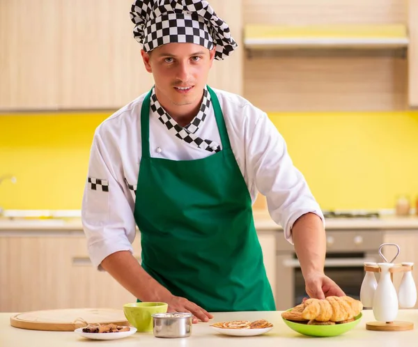 Ung man kock förbereda tårta i köket hemma — Stockfoto